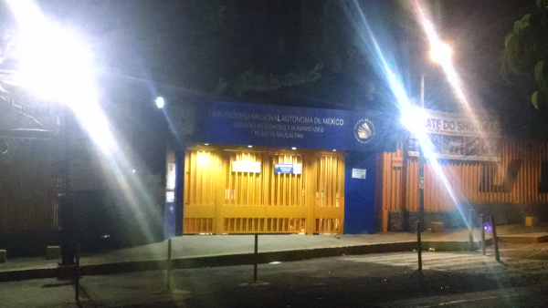 El CCH Naucalpan permanece cerrado y en sus entradas hay barricadas con sillas y mesas.