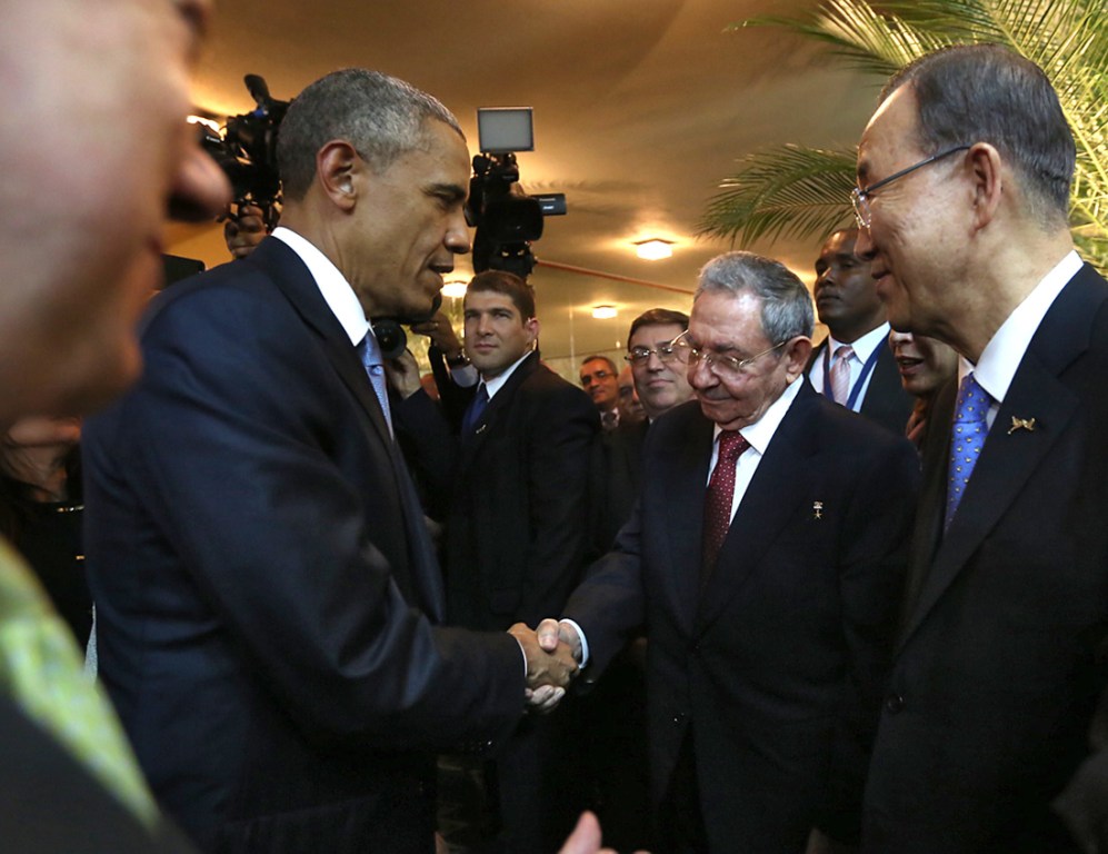 Barack Obama y Raúl Castro se saludaron al encontrarse en la inauguración de la Cumbre de las Américas.