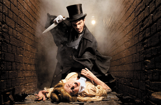 La escena en que aparece por primera vez la abominable figura de Mr. Hyde es un caso tan noctívago como victoriano