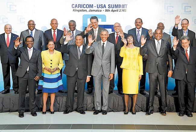 El mandatario estadunidense se reunió ayer con jefes de Gobierno caribeños en la isla de Jamaica. 