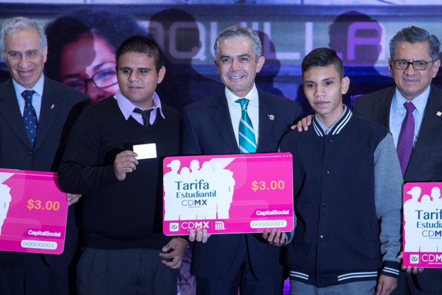 Miguel Ángel Mancera, jefe de gobierno del DF y Joel Ortega, director del STC Metro en la presentación de la Tarjeta Estudiantil.