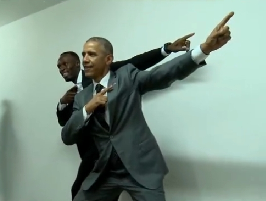 El presidente de EU, Barack Obama, imita la pose que hace Usain Bolt cada vez que gana una competencia.
