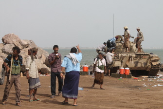 Seguidores yemeníes armados del separatista Movimiento del Sur,  en el distrito Mansura del puerto de Adén, en el sur de Yemen 