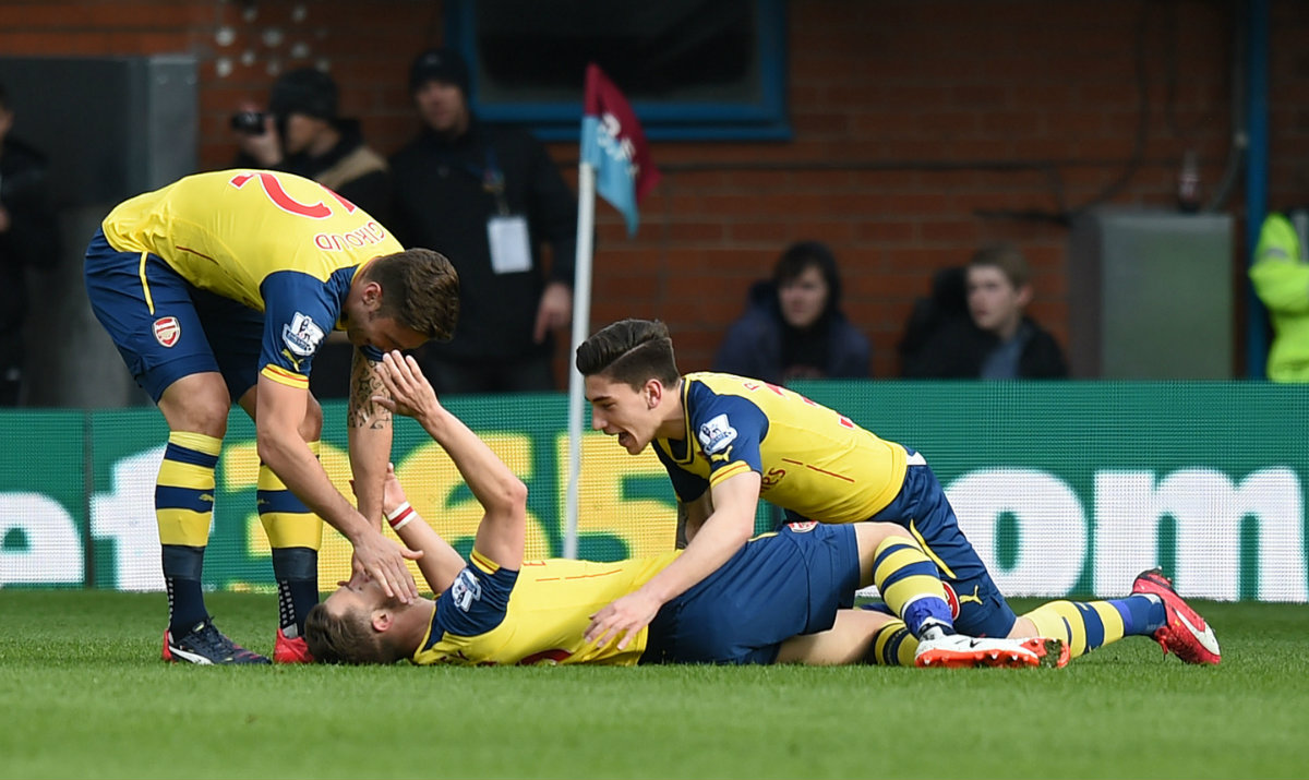 Aaron Ramse cellebra su anotación con Hector Bellerin y  Olivier Giroud