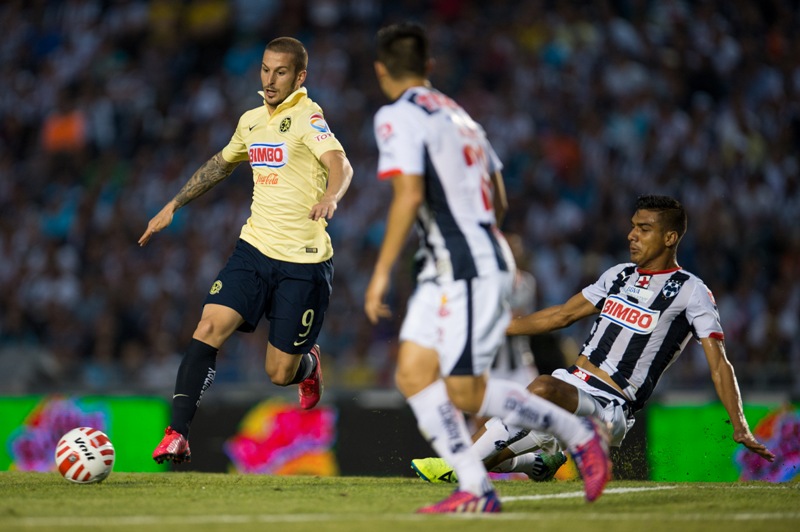 Benedetto controla el balón 