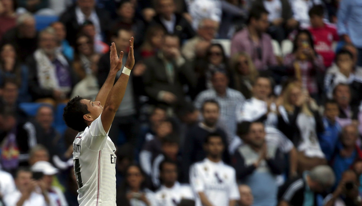 'Chicharito' celebrando su primer gol en el Bernabéu 