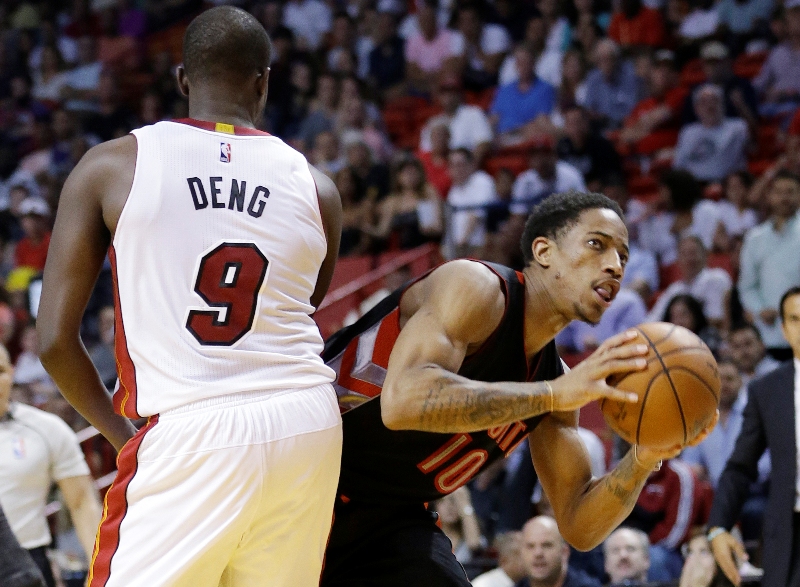 DeMar DeRozan buscando la canasta sobre Luol Deng