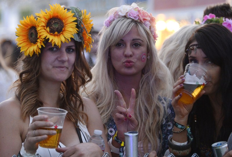 El ambiente rememoró las épocas del flower power.