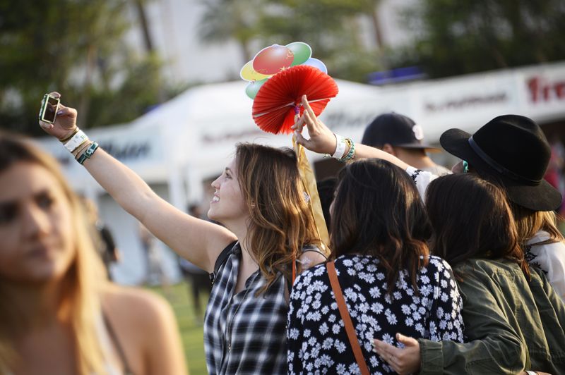 Las 'selfies' y el buen ambiente se presentan en cada espacio del reciento. 