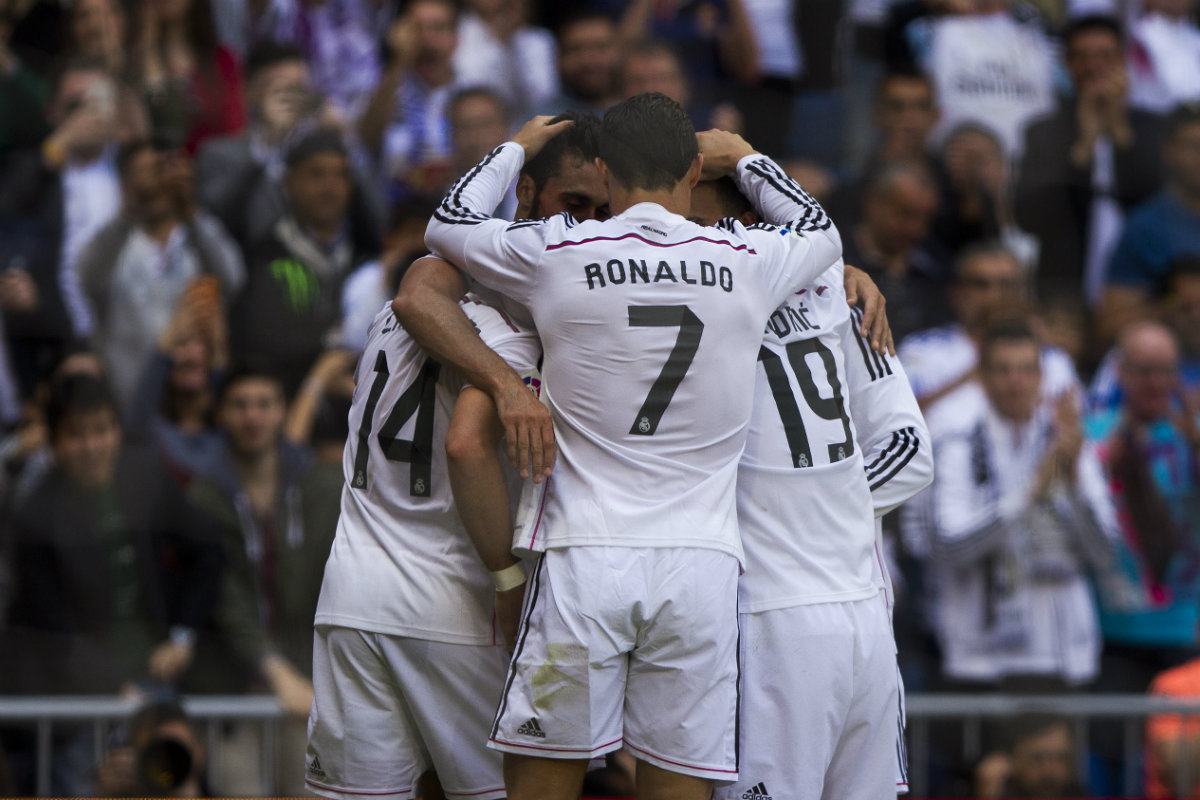 Los jugadores del Madrid celebran una anotación 