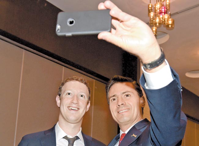 El titular del Ejecutivo federal participó en un foro con jóvenes empresarios, entre ellos el fundador de Facebook, Mark Zuckerberg, quien le preguntó