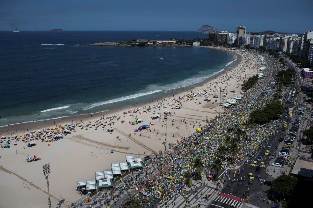 Miles de personas se manifestaron contra el gobierno en la playa Copacabana en Río de Janeiro.