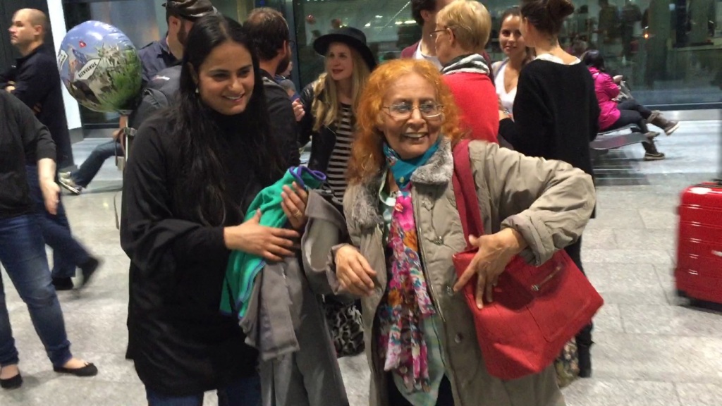 Nasra Abdulaziz Bashiry se reunió con su familia en el aeropuerto intenacional de Zurich, Suiza tras dejar Yemen el 9 de abril.