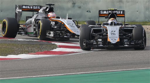 Sergio Pérez seguido de Nico Hulkenberg en Force India 