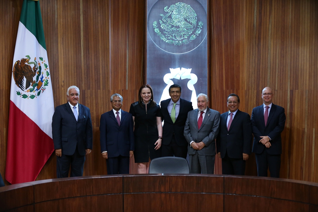 Constancio Carrasco Daza (al centro) fue elegido como el magistrado presidente del TEPJF.