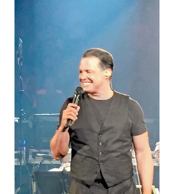 El cantante mostró una actitud muy diferente a la que ofreció en sus últimas presentaciones. 