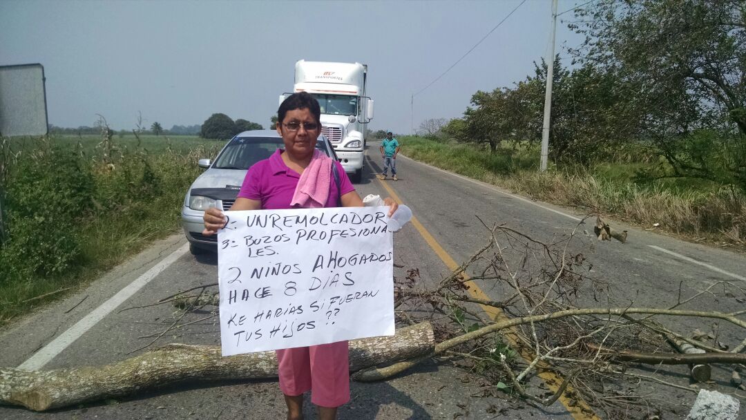 Los habitantes de Tlacojalpan exigen siga la búsqueda de dos menores en el río Papaloapan. 