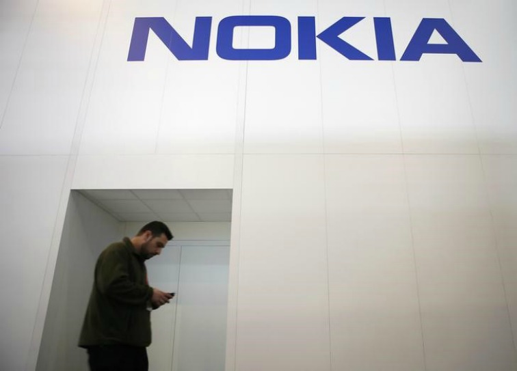 Un hombre pasa frente al stand de Nokia durante un congreso realizado en Barcelona.