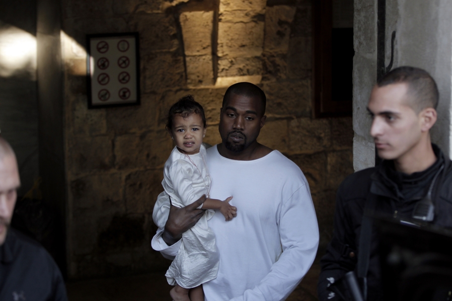 Kanye West estuvo con su hija en cada momento. 
