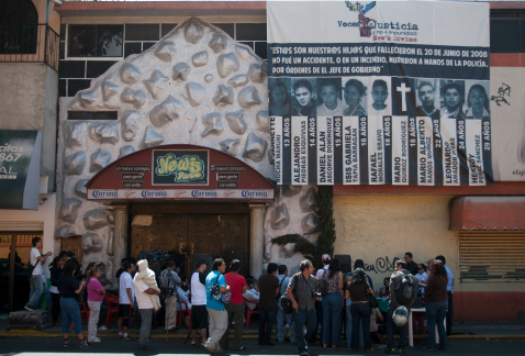 La muerte de 12 personas en un operativo policiaco realizado en la discoteca News Divine, en 2008, podría quedar en la impunidad, advirtió la Comisión