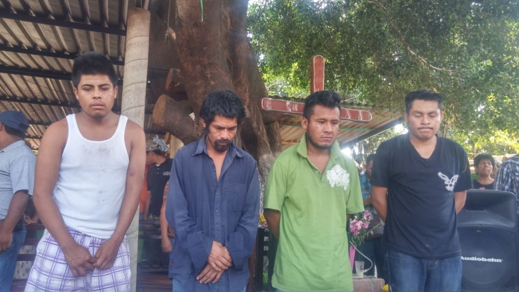 La policía comunitaria en Guerrero entregó a cuatro presuntos delincuentes a la fiscalía de Guerrero.