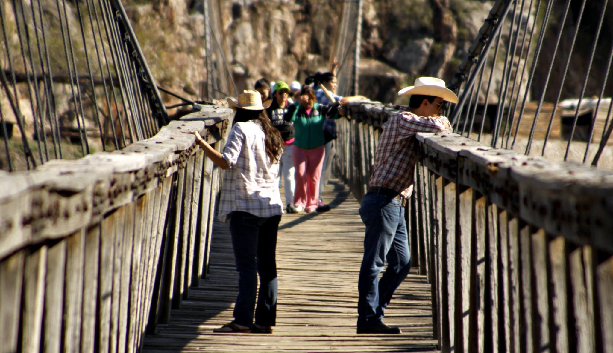 Su puente, ideado por el alemán Santiago Minguín, como obra maestra de la ingeniería, sirvió como modelo e inspiración para la creación del Golden Gat