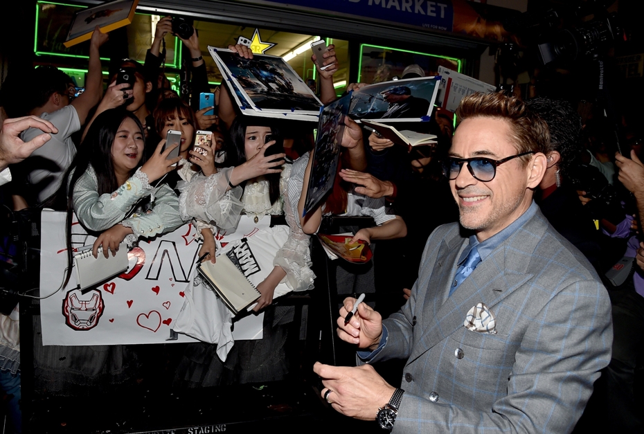Robert Downey Jr. se mostró complaciente con sus fans en el encarpetado.