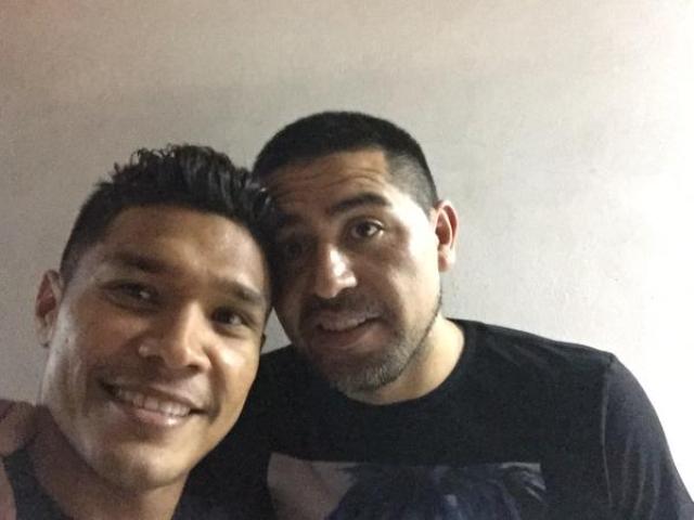Teófilo Gutiérrez y Román Riquelme se tomaron una 'selfie' previo al partido entre el 'Bicho' y el 'Millonario'