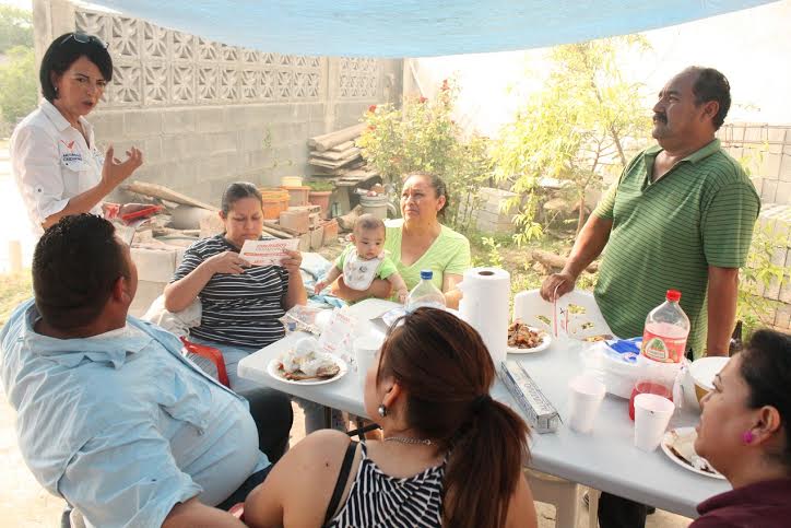 La candidata Eva Reyes González en campaña por la diputación federal de Reynosa.