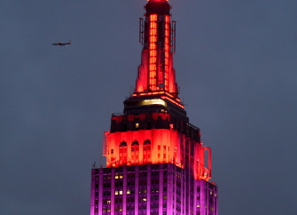 El Empire State, iluminado en rojo y violeta en homenaje a las niñas secuestradas por los islamistas en Nigeria