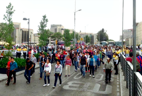 Estudiantes campesinos marcharon por mejores condiciones para las normales rurales y recibirán una respuesta de la SEP el próximo 23 de abril.
