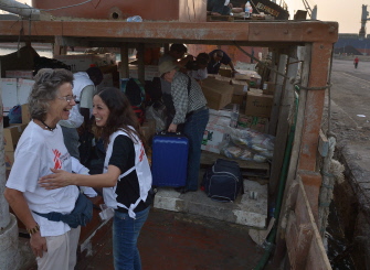 Expertos médicos esperan en un barco de Médicos sin Fronteras (MSF) en Yibuti, a 30 km de Yemen, para llevar equipo médico a ese país