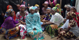 En esta foto de archivo del 5 de mayo de 2014 se ve a estudiantes de Chibok que lograron escapar de Boko Haram tras ser raptadas