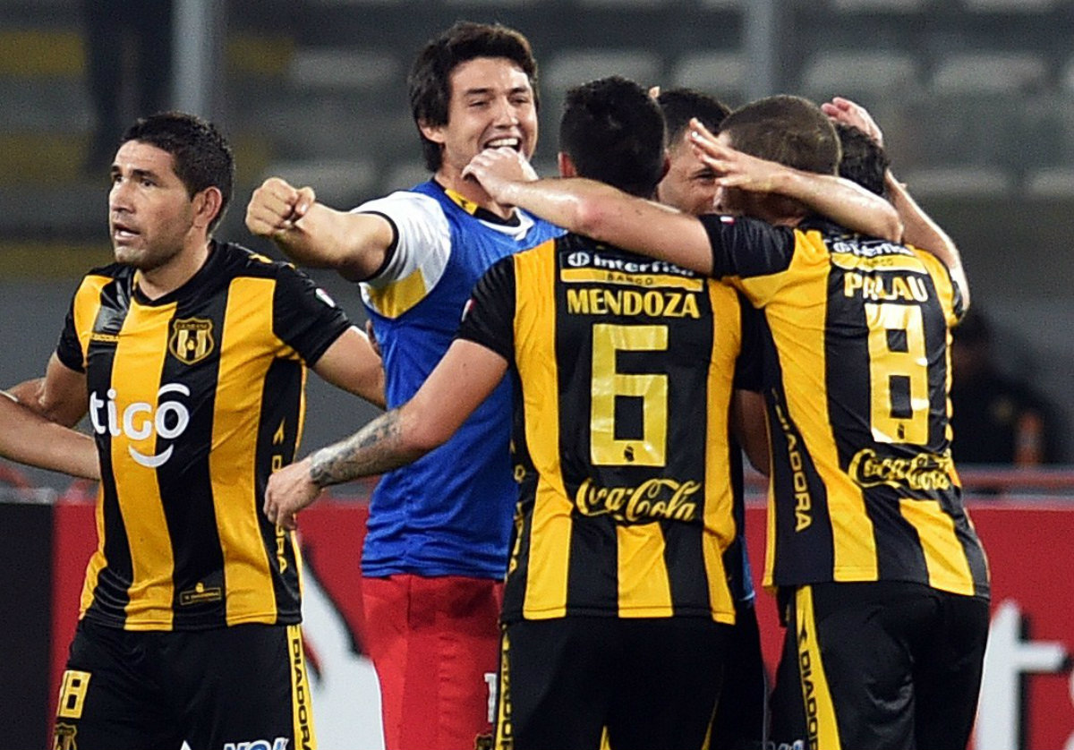 Jugadores de Guaraní celebran una anotación 