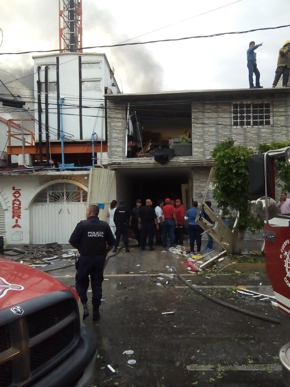 Uno de los lesionados fue un bombero que acudió a la zona a atender la emergencia.