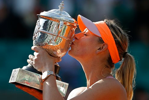 María Sharapova, besando su trofeo 