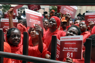 Niñas nigerianas se manifiestan ante el ministerio de Educación en Abuya por la libertad de las adolescentes secuestradas por Boko Haram 