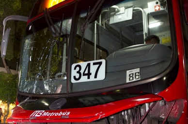 Un vehículo de Metrobús atropelló a una mujer en Eduardo Molina, pese a que el operador de la unidad frenó bruscamente. Esto provocó golpes en 16 pasa
