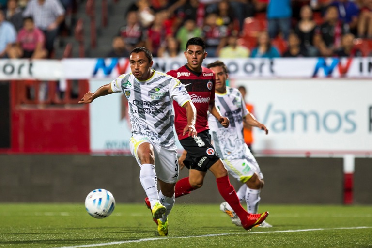 William Paredes de Jaguares ante Xolos de Tijuana