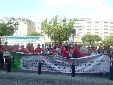 Alrededor de 50 trabajadores se manifestaron frente a Palacio de Gobierno.