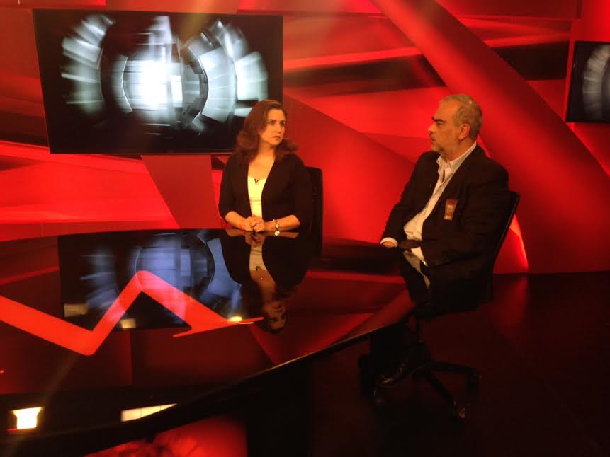 La ex diputada Martha Tagle y el ex consejero del IFE Alfredo Figueroa en entrevista con Carlos Puig para el programa 'En 15'.