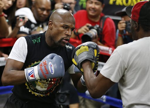 Floyd Mayweather, entrena con playera con colores de México 