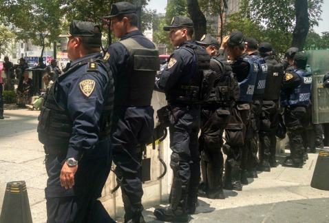 Granaderos formaron una valla humana en inmediaciones del edificio de la Comisión Federal de Electricidad, para impedir que vecinos de Iztapalapa vuel