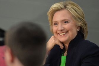 Hillary Clinton, en una mesa redonda con estudiantes y educadores en un acto de campaña en Kirkwood Community College, Monticello, Iowa