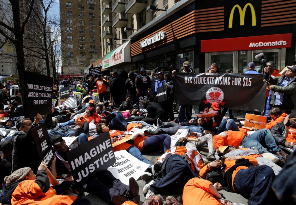 Los manifestantes exigen que se eleve a 15 dólares el salario mínimo.