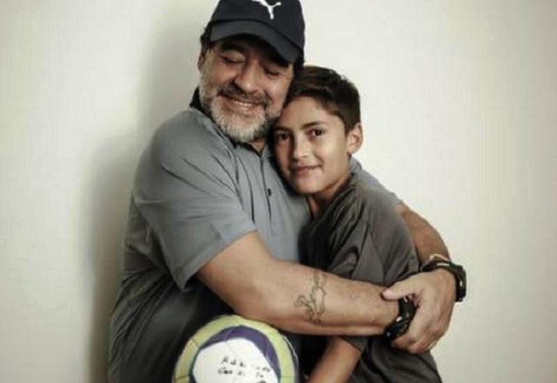 Maradona abraza a Santiago Palencia, el pequeño que agredió accidentalmente en Colombia 