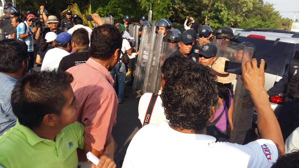 Los pueblos del Istmo cerraron filas en la contencion contra granaderos de la Policía Federal.