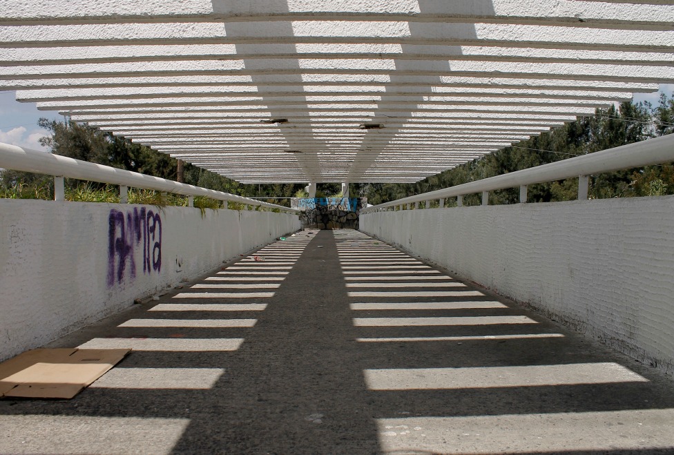 El puente construido por Fernando González Gortázar ubicado en Ávila Camacho será derribado