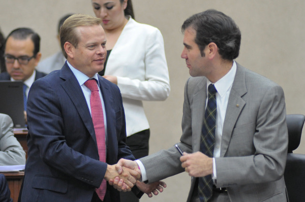 Arturo Escobar, vocero del PVEM, y el consejero presidente del INE, Lorenzo Córdova.