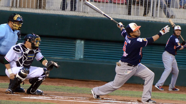 Carlos Gastélum en su turno al bat 